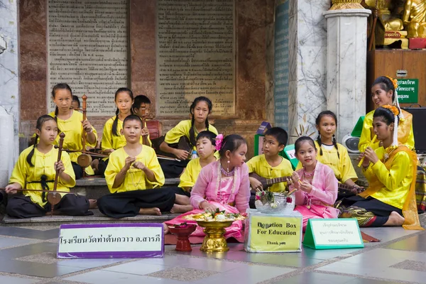 Banda de niños recaudar fondos para la educación — Foto de Stock