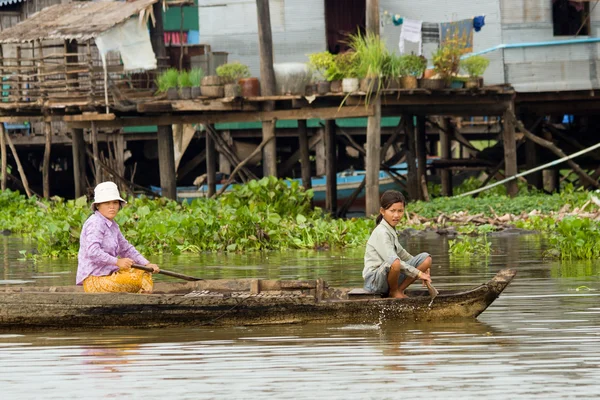 Van het sap Tonle dorpelingen op een boot — Stockfoto