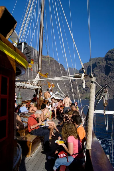 Touristen auf Bootstour — Stockfoto