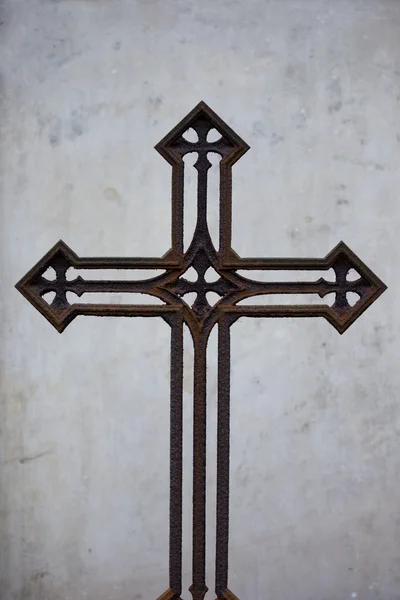 Старый ржавый винтажный крест — стоковое фото