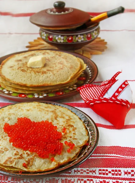 Pancake con caviale rosso — Foto Stock