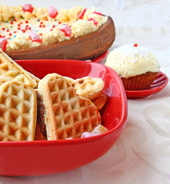 Waffles e bolo no coração de forma — Fotografia de Stock