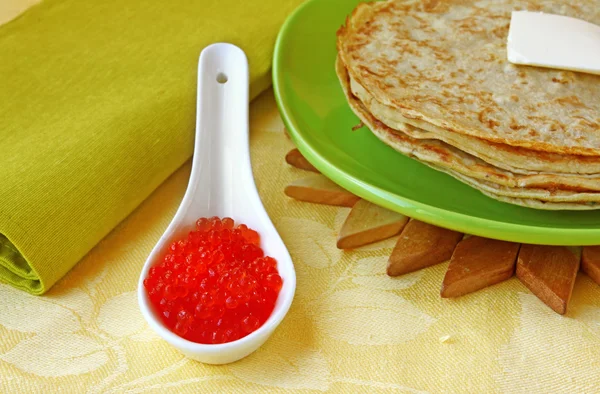 Pancake con caviale rosso — Foto Stock