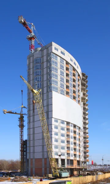 Construção de casa de altura moderna contra o céu azul — Fotografia de Stock
