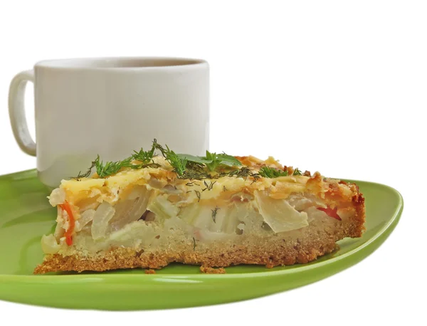 Beyaz bir arka plan üzerinde tecrit peynirli sebze pie — Stok fotoğraf