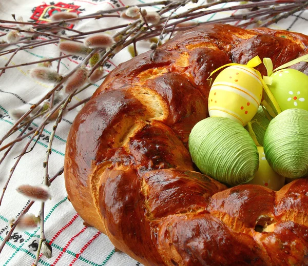 Easter baking next to the sprigs of pussy-willow — Stock Photo, Image