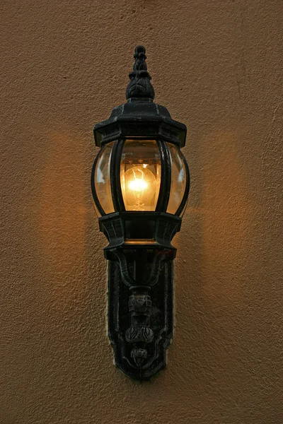 Lampe an der Wand — Stockfoto