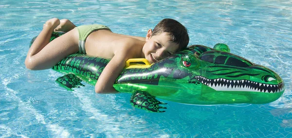 Niño jugando en la piscina — Foto de Stock