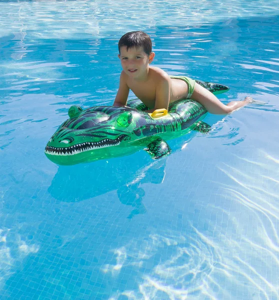 Criança brincando na piscina — Fotografia de Stock