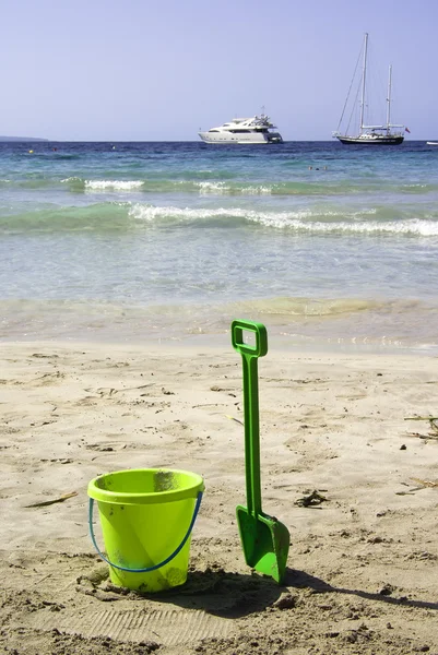 Grünes Strandspielzeug — Stockfoto