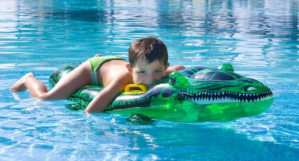 Niño jugando en la piscina —  Fotos de Stock
