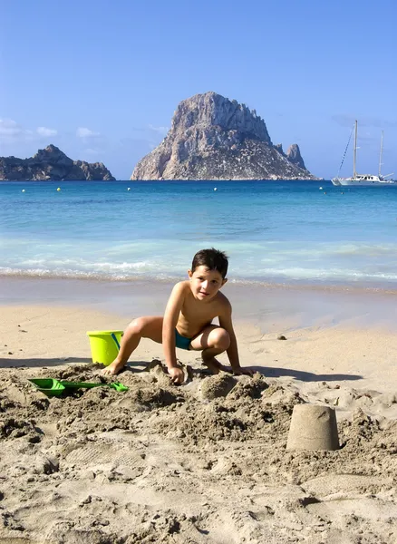 Gyermek játszik a tengerparton — Stock Fotó