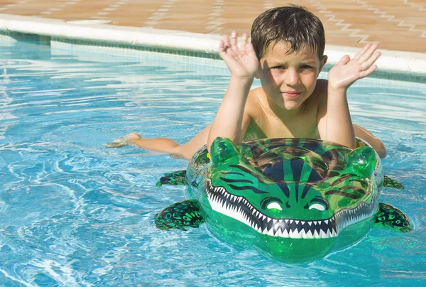 Kind spielt im Schwimmbad — Stockfoto