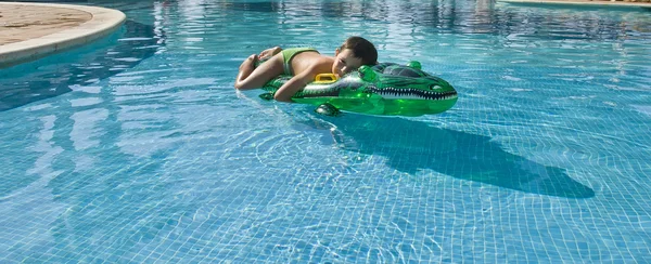 Малюк грає у басейні — стокове фото
