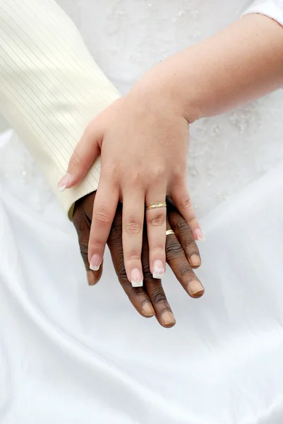 Mani nuziali con anelli — Foto Stock