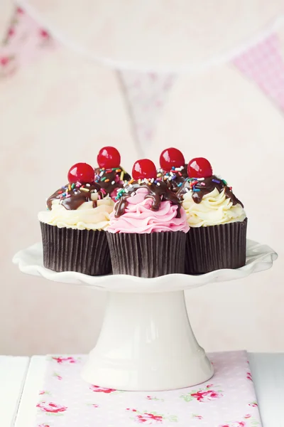 Cherry cupcakes — Stock Photo, Image