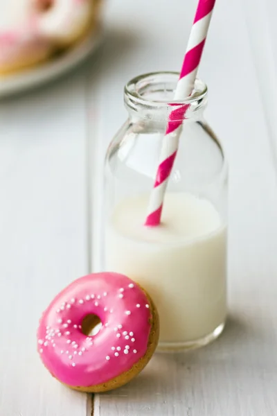 Doughnut og mælk - Stock-foto