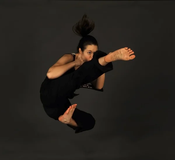 MMA - női vegyes harcművészeti harcos rugdossa a fekete. Stock Kép