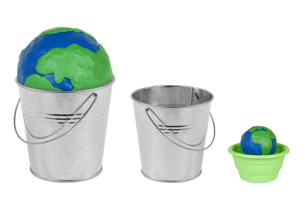 Dvě kovové kbelíky, květináč a zeměkoule — Stock fotografie