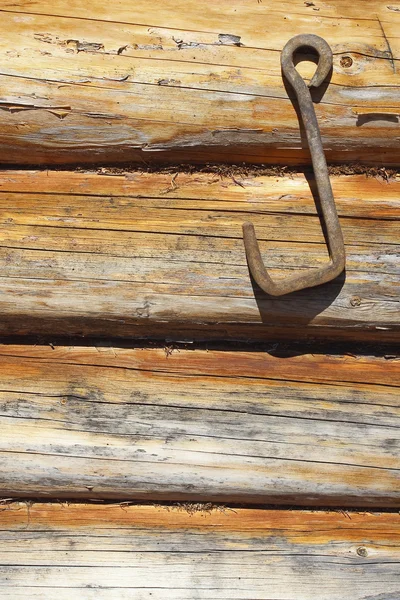 Holzwand mit eisernem Haken — Stockfoto