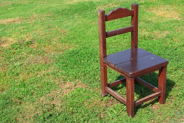 Дерев'яний стілець на газоні — стокове фото