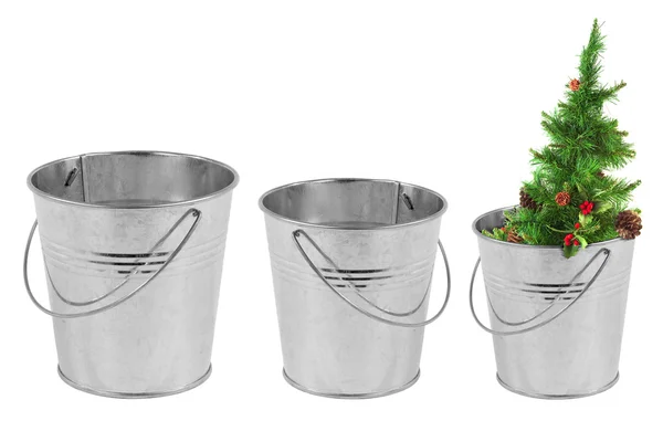 Três balde de metal e uma árvore de Natal — Fotografia de Stock