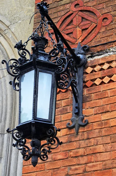 切尔尼夫茨国立大学大楼墙上的灯笼 ( — 图库照片