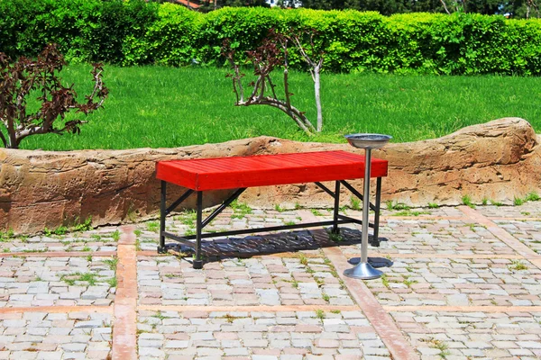 Banco de madeira do parque no jardim - área de fumagem — Fotografia de Stock