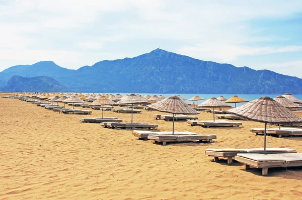 Tumbonas en una famosa playa de Iztuzu en Turquía — Foto de Stock