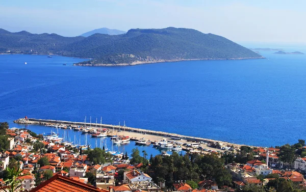 Hafen der Stadt kas (kash) in der Türkei und der griechischen Insel kasteloriz — Stockfoto