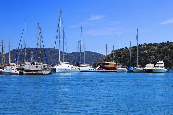 游艇和小船在码头在土耳其 — 图库照片