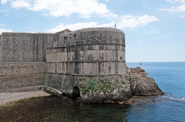 Middeleeuwse muren van dubrovnik oude stad op de Adriatische Zee in Kroatië — Stockfoto