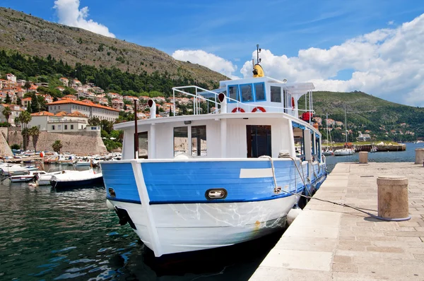 Barco en habour en Dubrovnik —  Fotos de Stock