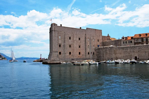 Murallas medievales de la ciudad vieja de Dubrovnik en el mar Adriático en Croacia —  Fotos de Stock