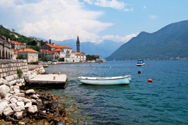 perast Beyaz evleriyle, tekneler mou eteklerinde sakin tarihi kasaba