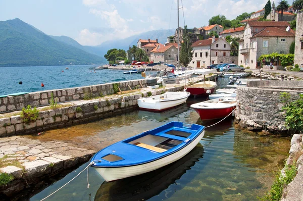 Ruhige historische Stadt von Perast mit weißen Häusern, Boote an den Hängen des mou — Stockfoto