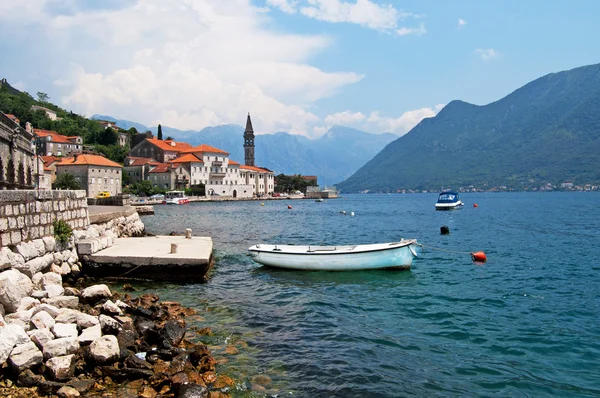 Tranquilla città storica di Perast con case bianche, barche sulle pendici del Mou — Foto Stock