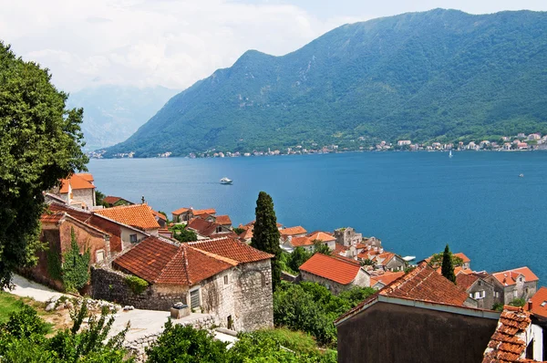 Quiet historic town of Perast with white houses, boats on the slopes of Mou — Stock Photo, Image