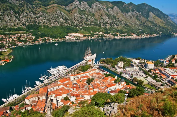 Kotor oude stad en boka Herceg baai, montenegro — Stockfoto