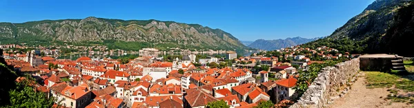 El casco antiguo de Kotor y la bahía de Boka Kotorska, Montenegro —  Fotos de Stock