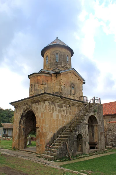 Pequeña iglesia en el antiguo monasterio ortodoxo Gelati cerca de Kutaisi - Georgia. Unes —  Fotos de Stock