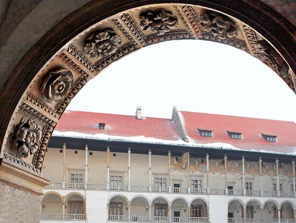 Классическая архитектурная колонна. Королевский Вавельский замок, Краков. Польша — стоковое фото