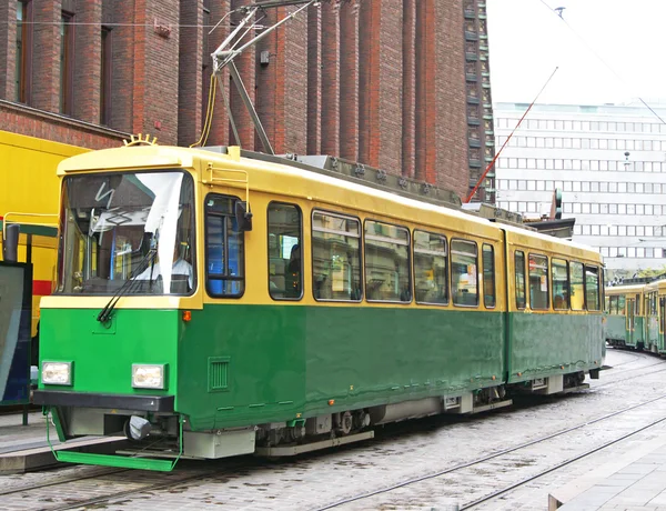 Zelenou tramvají na ulici ve Stockholmu, Švédsko — Stock fotografie