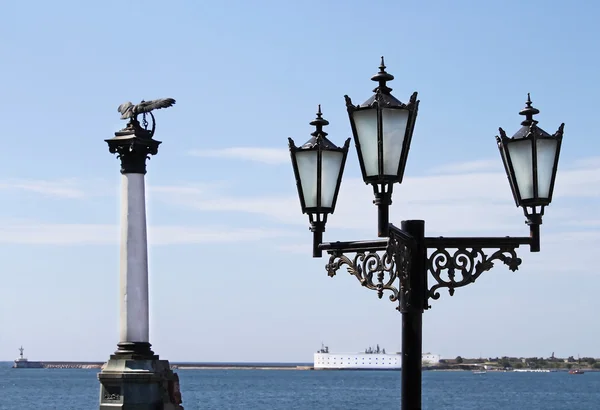 Het monument van de gezonken schepen, symbool van sevastopol, en lantaarn — Stockfoto