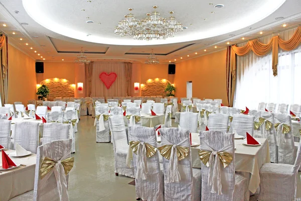 Divatos esküvői recepció készen áll a vendégek és a fél — Stock Fotó