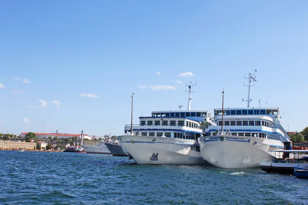 俄罗斯和乌克兰的船停泊在港口 乌克兰塞瓦斯托波尔 — 图库照片