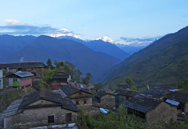 Kleines Dorf in der Nähe von Bergen in Nepal am Abend — Stockfoto