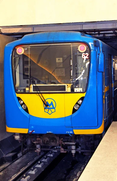 Train on subway station in Kiev underground — Stock Photo, Image