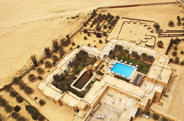 Luxehotel met een zwembad in sahara, Tunesië — Stockfoto