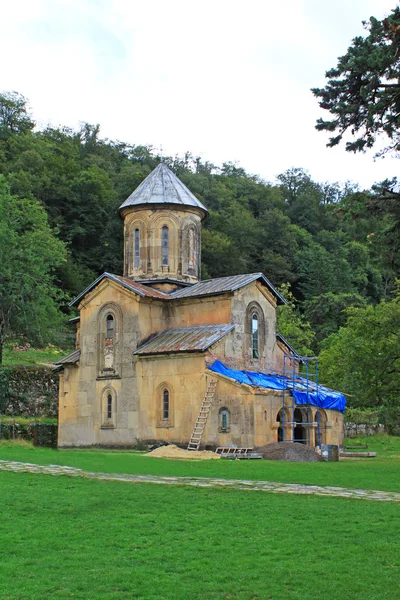 Una piccola chiesa del vecchio monastero ortodosso Gelati vicino Kutaisi - Georgia . — Foto Stock